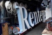 Die Renten profitieren von den boomenden Börsen. Im Bild das Logo der Rentenanstalt Swiss Life 2004 nach der Abmontage in Zürich. (Bild: Keystone)