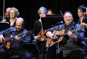 Uwe Krüger (rechts) überzeugte nicht nur als Gitarrist, er hat auch die Texte zu «Spirit Of The Rockies» verfasst.Bild: urh (Altdorf, 29. Oktober 2016)