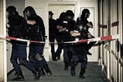 Im Einsatz standen in Sachseln auch auch Polizisten der Sondereinheit Luchs. Auf dem Bild sind sie zu sehen, während einer Demonstration auf dem Bürgenstock. (Bild: Archiv / Neue LZ / Philipp Schmidli)