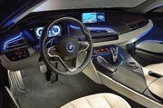 Cockpit mit Digitalinstrumenten prägen das Innere des i8. (Bild: PD)