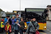 Schüler steigen aus dem Postauto bei der Haltestelle Sand in Kerns. (Bild: Christoph Riebli)