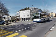Der Bus von Rotkreuz her soll künftig in die Sonnhaldenstrasse einbiegen. (Bild: Werner Schelbert (Hünenberg, 13. März 2017))