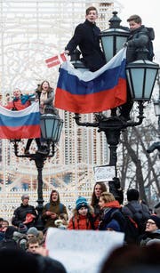 Junge Oppositionelle bei der gestrigen Demonstration in Moskau. (Bild: Sergej Chirikow/EPA)