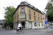 Dieses Haus sollte einem Neubau weichen, doch nun steht es unter Schutz. (Bild: Werner Schelbert)