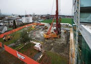 Die neue Abteilung entsteht südlich des Spitalhauptgebäudes im Untergrund. (Bild: Stefan Kaiser (Baar, 4. Dezember 2017))