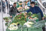 Marie Gössi stand jahrein, jahraus am Wochenmarkt (oben). Nun führen Ruedi und Brigitte Gössi-Kaufmann in dritter Generation den Stand an der Reuss (unten). (Bild: Familienarchiv/Nadia Schärli (Luzern, 11. April 2017))
