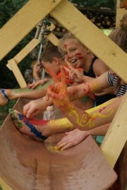 Auch die Kinder hatten ihren Spass beim Verschönern des Lagerplatzes. Jubla Dietwil (Bild: Marialena Schmid)