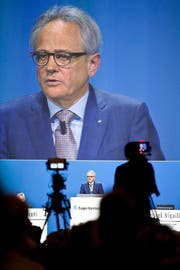 Pascal Niquille, CEO der Zuger KB, in der Zuger Bossard-Arena an der Generalversammlung seiner Bank vom Samstag. (Bild Patrick Hürlimann)