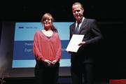 Der Bildungsdirektor Stephan Schleiss übergibt Karin Arnold den Preis des Zuger Werkjahres 2017. (Bild: Werner Schelbert (Zug, 27. Oktober 2017))