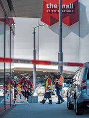 Die Bombendrohung an die Adresse der Mall of Switzerland erforderte ein Grossaufgebot von Polizisten, Feuerwehrleuten und Forensikern. (Bild: Pius Amrein (Ebikon, 14. März 2018))