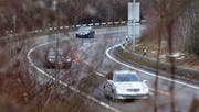 Die Markierungen in der Blegikurve sind schon auf der Fahrbahn: Der Sechsspur-Ausbau der A4 kann beginnen. (Bild Stefan Kaiser/Neue ZZ)