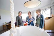 Gebären mit Aussicht: Renate Ruckstuhl (links) vom Geburtshaus Terra Alta und Hebamme Martina Kaufmann (rechts) schauen mit Patricia Arnold und Töchterchen Elisa das neue Geburtszimmer an. (Bild Manuela Jans-Koch)
