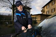 Quartierpolizist Fritz Duss stellt eine Parkbusse aus. (Archivbild/Neue LZ)