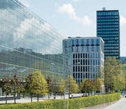 Vor allem ausländische Holdinggesellschaften sind der EU ein Dorn im Auge: neue Bürogebäude in Zug. (Bild: Sigi Tischler/Keystone (21. April 2014))