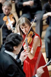 Nadelstiche und grosse Gesten: Dirigent Michael Sanderling und Geigerin Viktoria Mullova im KKL. (Bild Pius Amrein)