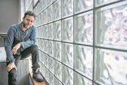 «Ich werde nie ein König sein, immer ein Ritter»: Rock ’n’ Roller Reto Burrell vor seinem Proberaum in Wolfenschiessen (Bild: Boris Bürgisser (8. Februar 2017).)