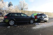 Zwei der drei beteiligten Fahrzeuge waren nach dem Unfall nicht mehr fahrbar. (Bild: Luzerner Polizei)