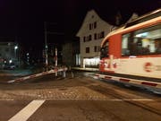 Beim Bahnübergang in Stans wurde die Barriere zur Seite gerissen. (Bild: Nidwaldner Zeitung)