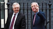 Grossbritanniens Brexit-Minister David Davis und der Brüsseler Chefunterhändler Michel Barnier gestern in London. (Bild: Facundo Arrizabalaga/EPA)