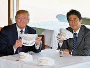 «Make Alliance Great Again» steht auf den Baseball-Mützen, die US-Präsident Donald Trump und Japans Premier Shinzo Abe gestern nach ihrem Treffen im japanischen Kawagoe unterzeichnet haben. (Bild: Franck Robichon/EPA)