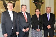 (Von links) Volkswirtschaftsdirektor Urban Camenzind, Botschafter Irakli Kurashvili, Frau Landammann Heidi Z´graggen und Botschaftsrat Ilja Marianidze im Bannersaal des Rathauses in Altdorf. (Bild: pd)