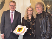 Zweiter Landverkauf in der Werkmatt Uri: (von rechts) Christoph Hürlimann, Elisabeth Weber und Volkswirtschaftsdirektor Urban Camenzind nach der Vertragsunterzeichnung im Bannersaal. (Bild: PD)