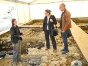 Die Archäologin Alissa Cuipers (links) erklärt zwei Ausgräbern das weitere Vorgehe n bei der Freilegung der römischen Strukturen. (Bild: Kantonsarchäologie Luzern)
