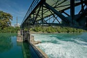 Das Wehr des Wasserkraftwerks der CKW in Rathausen. (Bild: Pius Amrein / Neue LZ)