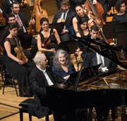 Ein historisches Bild: Als Freunde aus Kindstagen setzten sich Daniel Barenboim und Martha Argerich nach dem offiziellen Programm gemeinsam an den Flügel. (Bild: Lucerne Festival/Priska Ketterer)