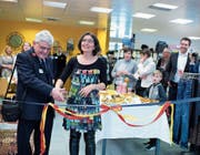 Thomas Studer, Leiter des Heilsarmee-Treffpunkts, und Frau Landammann Manuela Weichelt durchschneiden das Band und eröffnen damit den Standort an der Bahnhofstrasse 3. (Bild: Maria Schmid (Steinhausen, 1. März 2018))