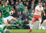 Schussversuch des Schweizer Offensivspielers Xherdan Shaqiri (rechts) im Regen von Belfast. (Bild: Laurent Gilliéron/Keystone (Belfast, 9. November 2017))