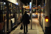 Eine Frau auf dem Weg zum Nachtbus. (Symbolbild/Neue LZ)