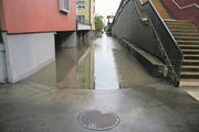 Wasser statt Geh- und Fahrweg. (Bild: Stefan Kaiser (Zug, 22. August 2017)/PD)