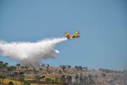 Ein Löschflugzeug kämpft auf Sizilien gegen die Flammen. (Bild: Kathrin Oehen (Castellammare del Golfo, 12. Juli 2017))