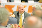 Der neue CVP-Kantonalpräsident Christian Ineichen (39) erhält Gratulationen von Delegierten. (Bild: Corinne Glanzmann, Hildisrieden, 27. April 2017)