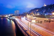 Auf dem Abschnitt der Sentibrücken wird die Nationalstrasse A2 offen geführt. Nun sollen die Lärmimmissionen verringert werden. (Bild: Dominik Wunderli / Neue LZ)