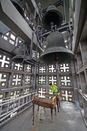 Apéro-Tische unter der tonnenschweren Glocke. Der Kirchturm Maihof ist einer der wenigen, die regelmässig genutzt werden. (Bild Boris Bürgisser)