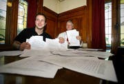 Ivo Kaelin (links) und «Schmiede»-Wirt Angelo Giovanelli; hier mit ausgefüllten Petitions-Bögen im August 2009. (Bild Chris Iseli/Neue LZ)