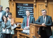 Nationalrat Werner Salzmann (rechts) wartet, dass er eine Frage stellen darf. (Bild: Peter Schneider/Keystone (Bern, 27. September 2017))