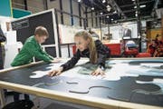 Theo und Lisa Gwerder aus Muotathal machen das riesige Puzzle des Gletschergartens. (Bild: Corinne Glanzmann (Luzern, 1. Mai 2017))