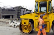 Baustelle des Swiss Alps Resort des ägyptischen Investors Samih Sawiris in Andermatt. Hier kam unlängst ein Fall einer Scheinfirma ans Licht. (Bild: Keystone/Urs Flüeler)