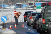 Die Obwaldner Polizei, hier bei einer Fahrzeugkontrolle bei der Kreuzung Feld in Alpnach, bekommt bei einer Bevölkerungsumfrage gute Noten. (Bild: Archiv/Neue OZ)