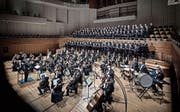 Doppelte Chorpracht und satter Orchesterklang fügten sich im KKL unter dem Dirigat von Manfred Obrecht zu einem imposanten Ganzen. (Bild: Pius Amrein (18. März 2017))