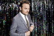 «Es gibt nichts Schlimmeres als einen alternden Punk», sagt Peach Weber über den Luzerner Comedian Dominic Deville. (Bild: SRF/Mali Lazell)
