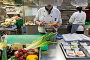 Auch in den Zentralschweizer Restaurantküchen sind Fachkräfte aus Nicht-EU-Staaten gefragt. Symbolbild: Christian Beutler/Keystone