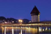 Die Kapellbrücke soll besser beleuchtet werden. (Bild: Christof Sonderegger / Swiss-Image)