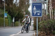 Der Beginn der Velostrasse an der Taubenhausstrasse. (Bild: Dominik Wunderli (Luzern, 9. April 2018))