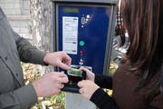 Trickdiebe klauen Geldscheine aus dem Notenfach (gestellte Szene). (Bild: Kantonspolizei Schwyz)