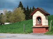 Der St.-Verena-Bildstock an der Rischerstrasse ist um 2001 farblich in seinen Originalzustand von 1902 zurückversetzt worden. Das Helgenhäuschen soll an einen Hostienraub erinnern. (Bild: Stefan Kaiser (Risch, 18. April 2017))