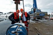 Spatenstich für den neuen Zielturm beim Rotsee mit dem Ruderer Mario Gyr (links) und Andy Bucher, Präsident der Ruderregatte. (Bild: Nadia Schärli 7 Neue LZ)